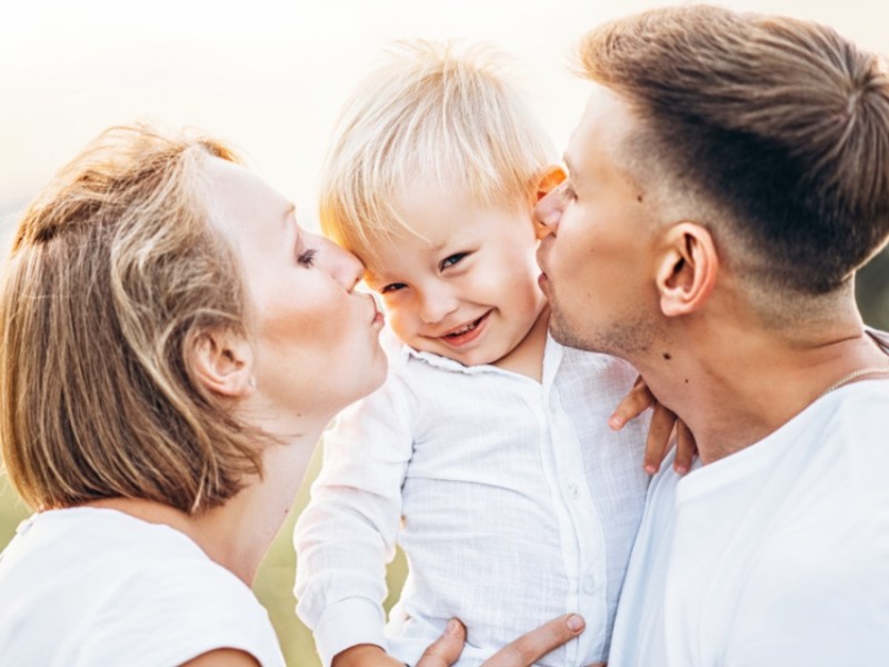 Eine glückliche, junge Familie.