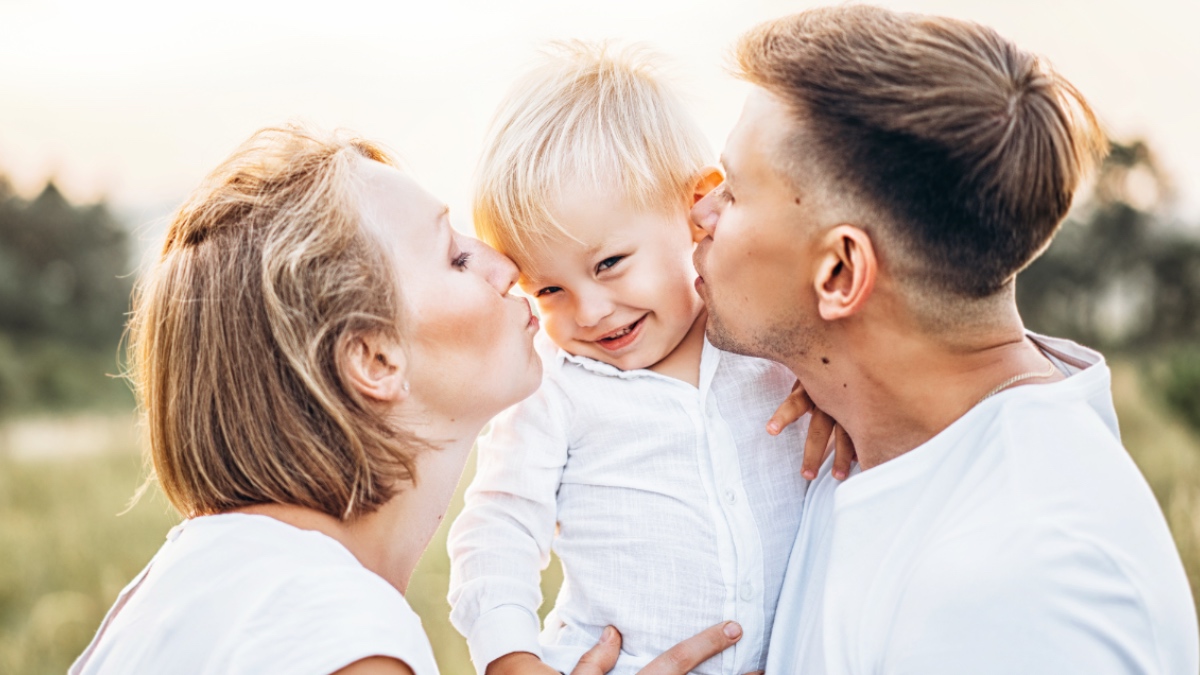 Eine glückliche, junge Familie.