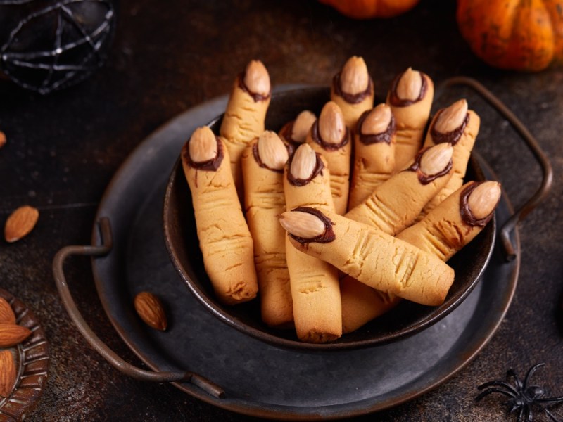 Halloween-Kekse, die geformt sind wie Hexen-Finger, liegen in einer Schale.