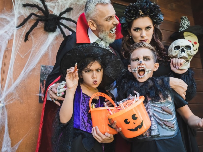 Eine Familie trägt ein Familienkostüm an Halloween.