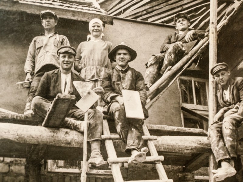 Lettland - ca. 1920er Jahre: Foto von Bauarbeitern auf der Baustelle. Sie sitzen auf einem Baugerüst.