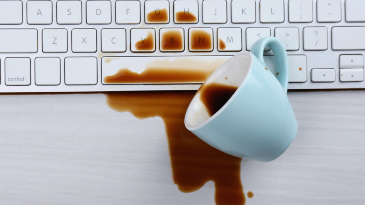 Kaffee, der über eine Tastatur ausgeschüttet wurde.