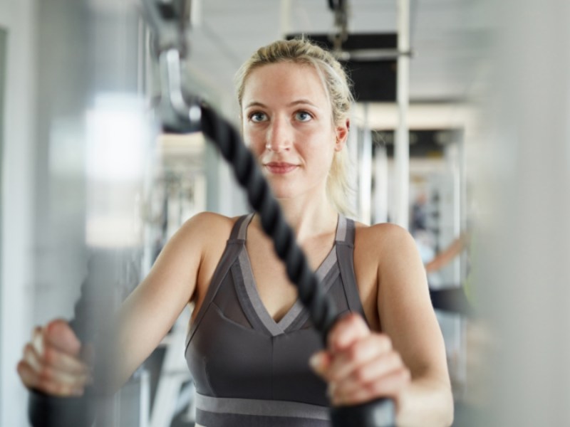 Eine junge Frau im Fitnessstudio.