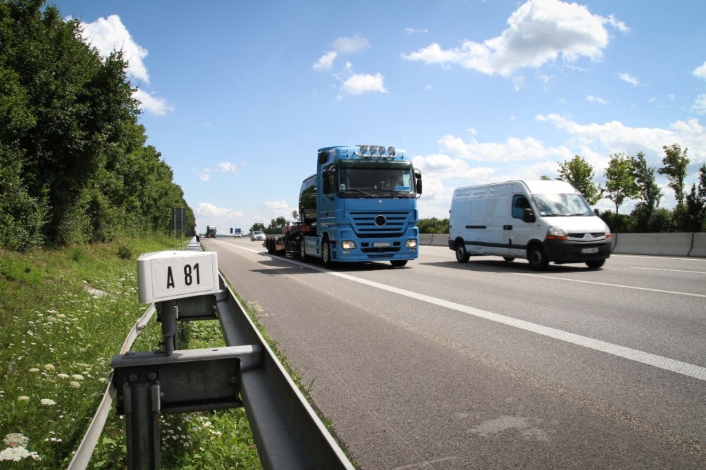 Ein Lkw auf einer Autobahn.