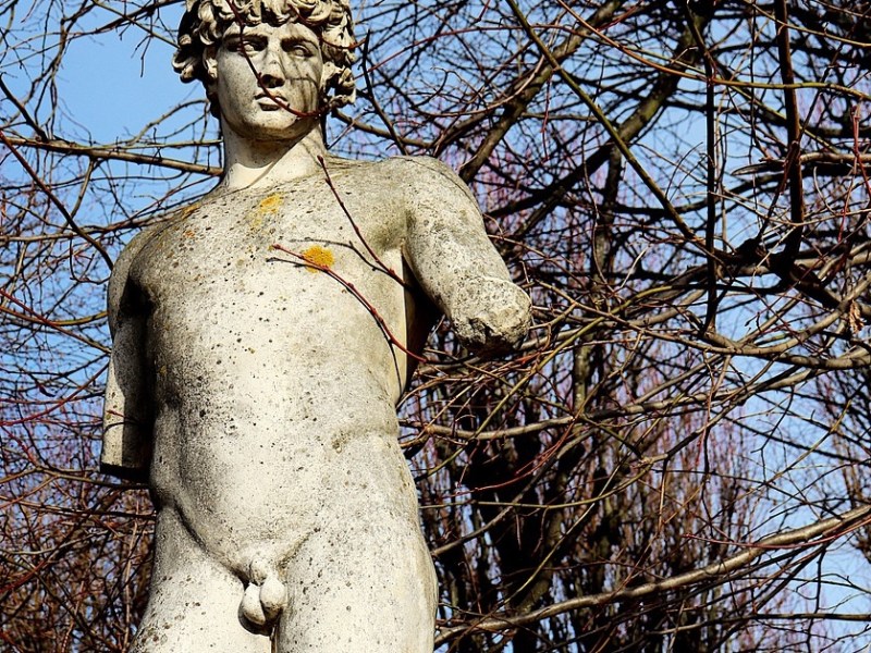 Antike Statue mit kleinem Penis