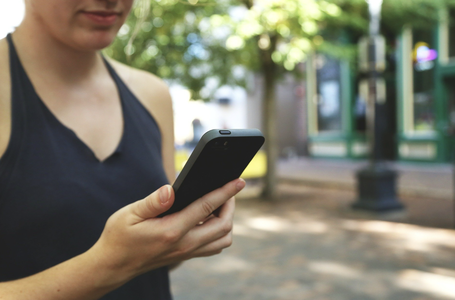 Frau blickt auf Smartphone