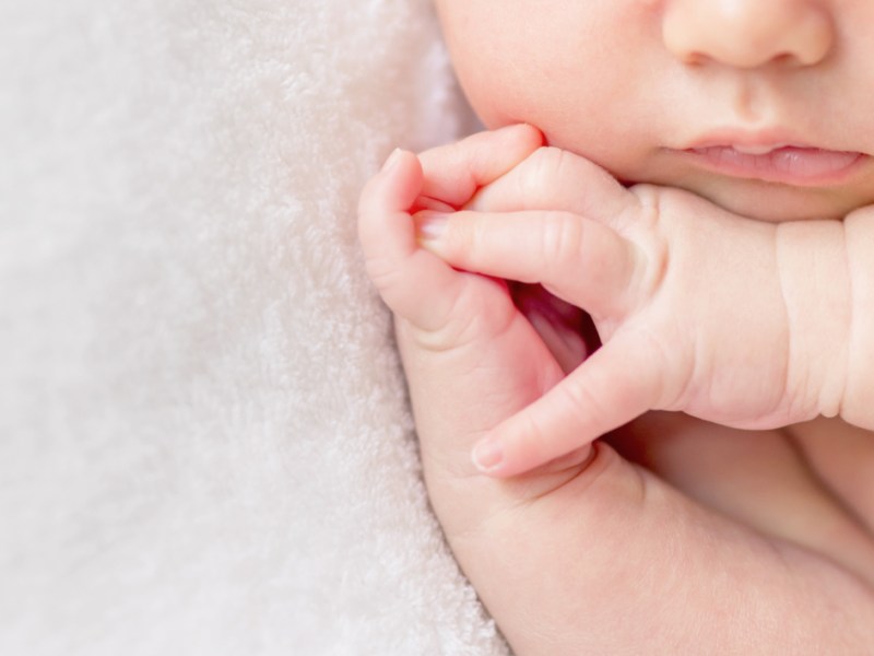 Ein Baby auf einer Decke.