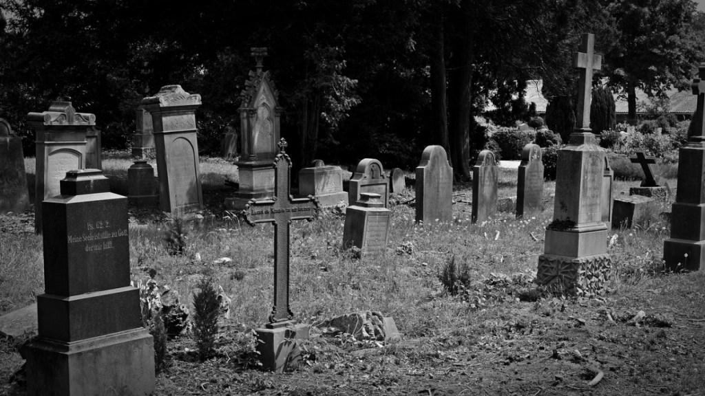 Ein Foto von einem Friedhof in schwarzweiß.