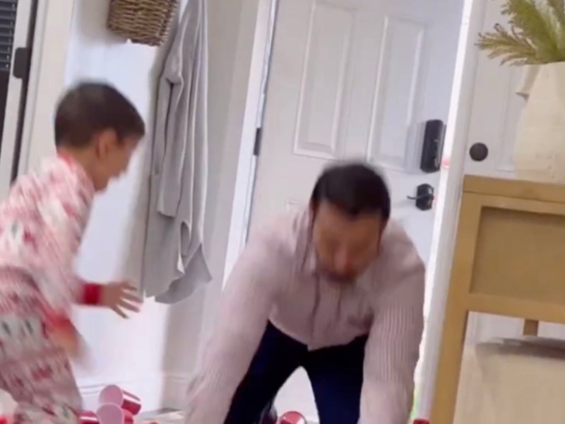 Söhne spielen ihrem Vater einen Streich und er spielt mit.