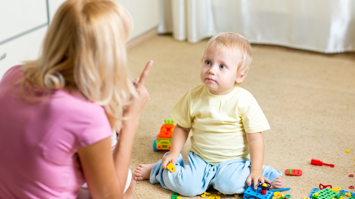 Mutter schimpft mit ihrem kleinen Sohn wegen der Unordnung zu Hause.