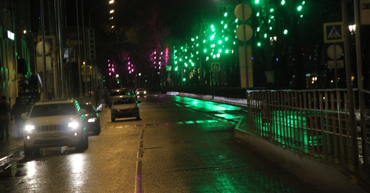 Eine Straße in der Nacht.