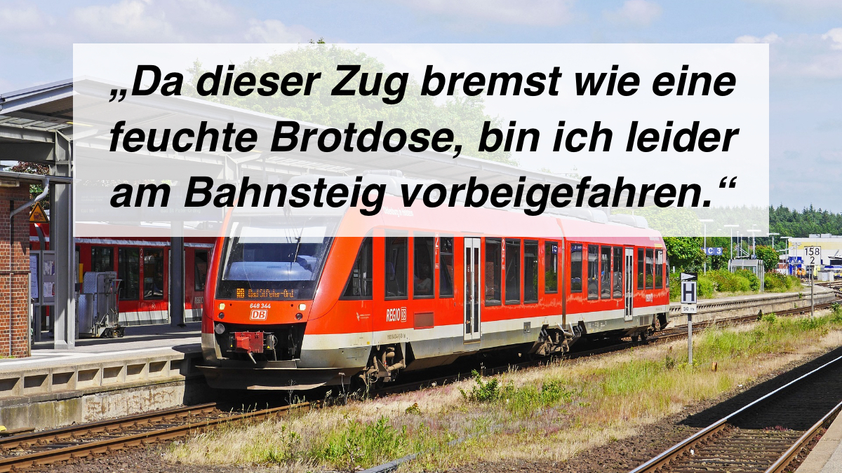 Eine Bahn hält am Bahnsteig eines Bahnhofs.