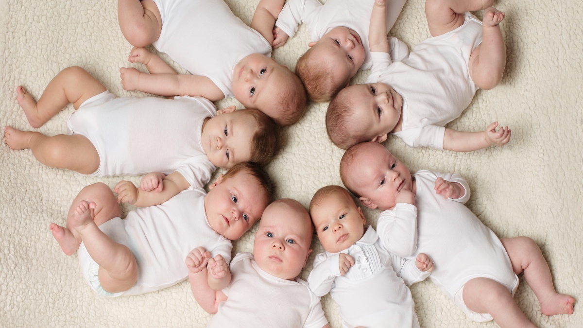 Viele Babys, die im Kreis liegen.