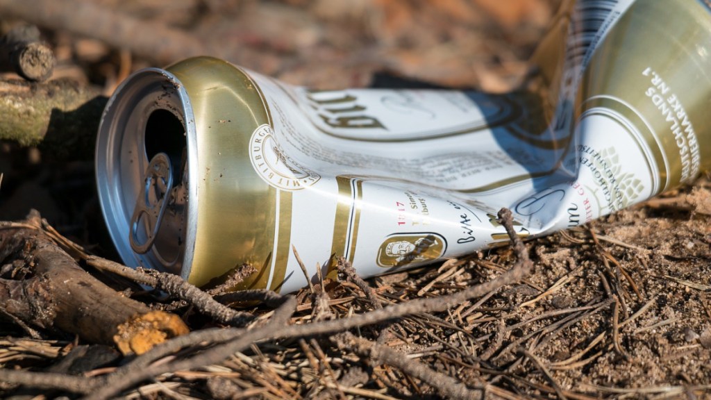 Eine zusammengeknüllte Bierdose liegt auf dem Boden.