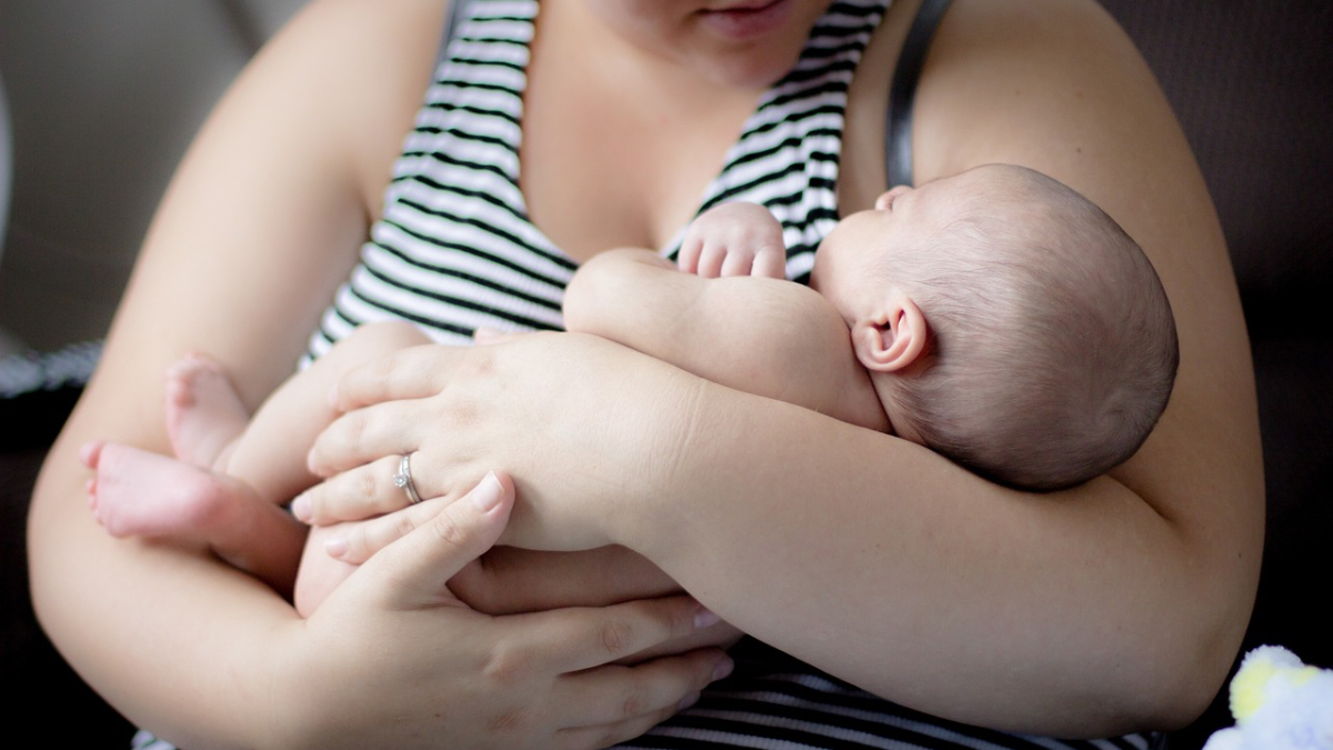 Eine Mutter hält ihr Baby im Arm.