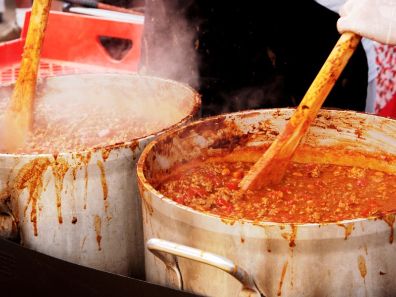 Chili con Carne wird in großen Töpfen für einen Wettbewerb gekocht.