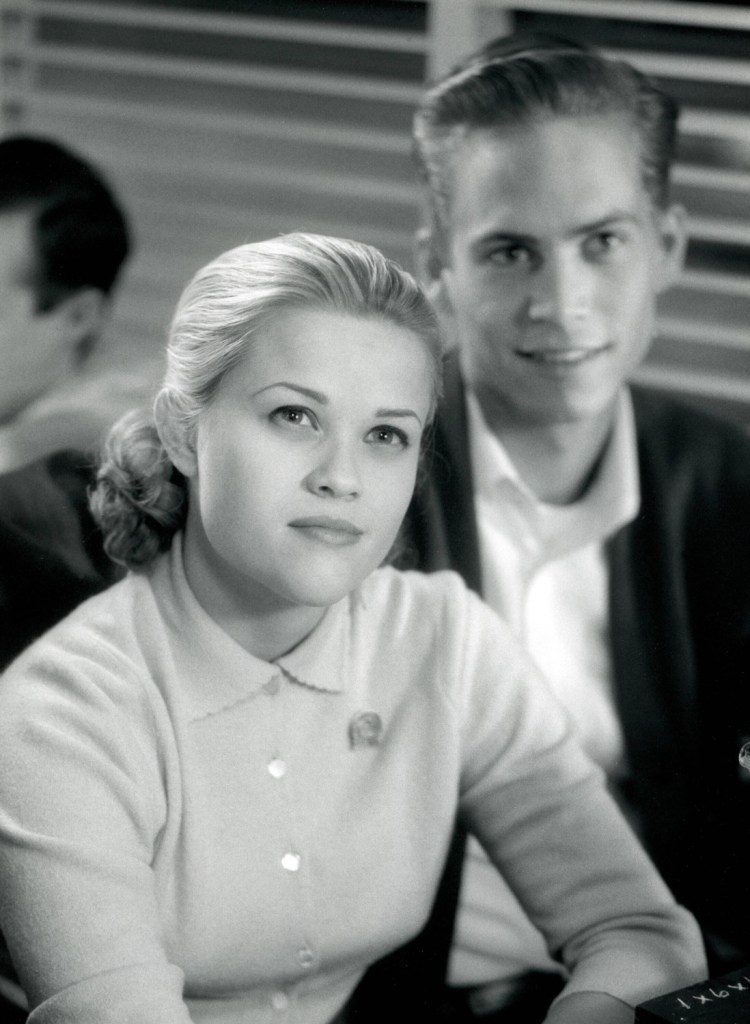 Paul Walker und Reese Witherspoon als Paar in „Pleasantville“ (1998).