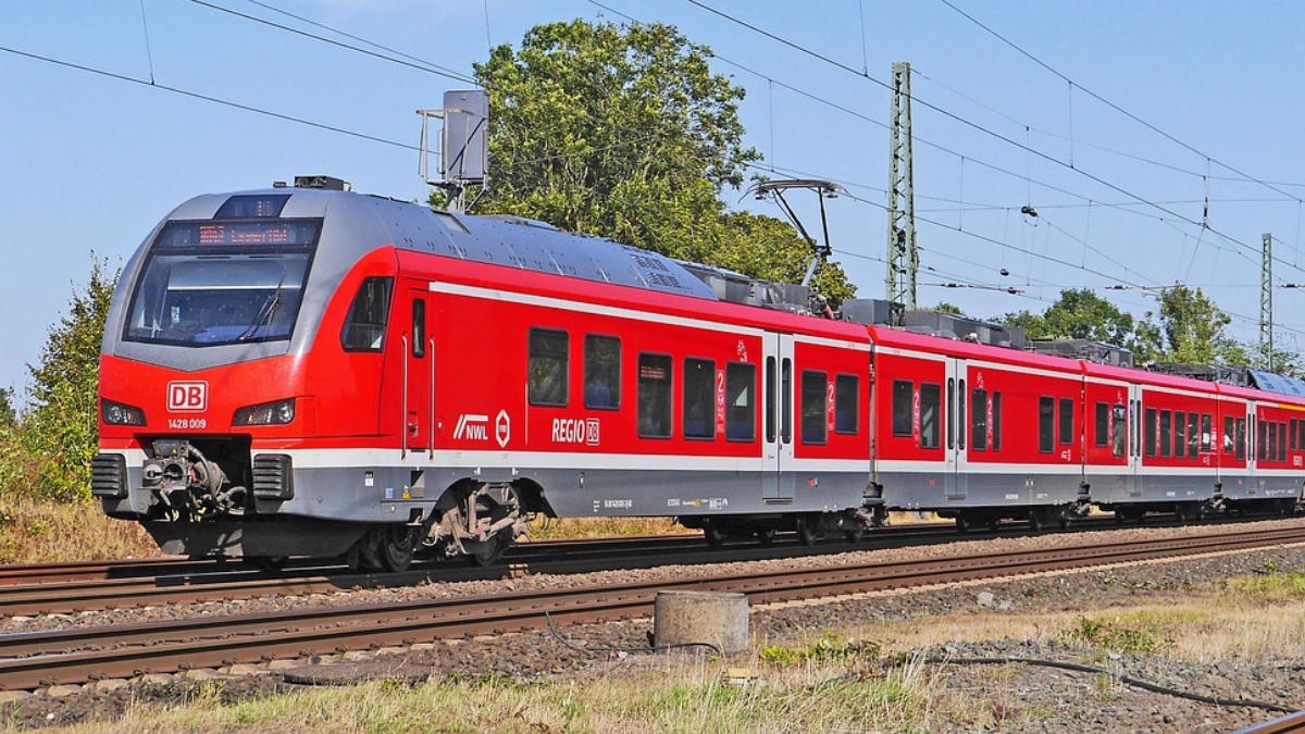 Ein Bild eines Regionalzugs der Deutschen Bahn auf einer Schiene.