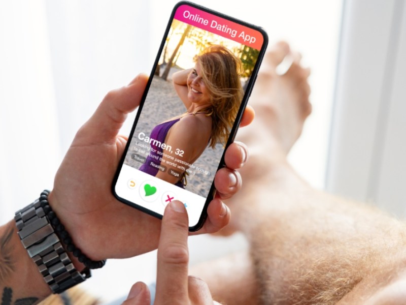 Mann nutzt Dating-App auf seinem Mobiltelefon.