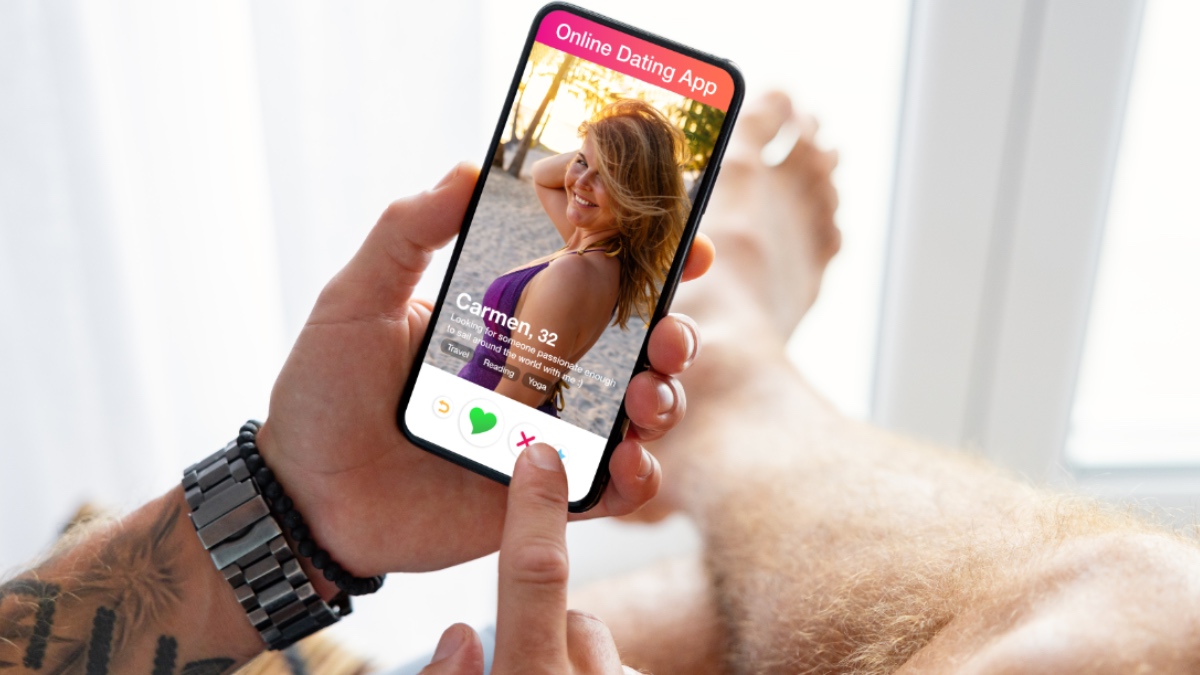 Mann nutzt Dating-App auf seinem Mobiltelefon.