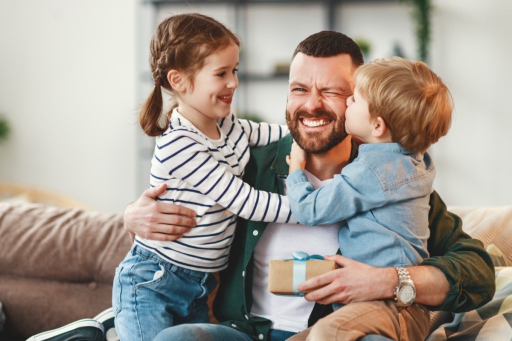 Vater mit seinen zwei jungen Kindern.