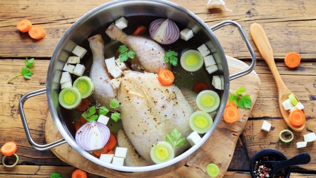 Ein Kochtopf mit Hühnchen.